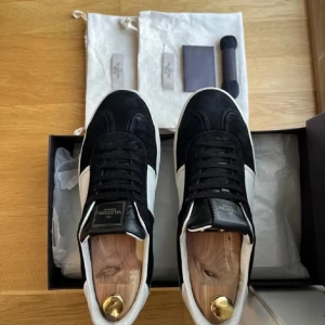 Svarta och vita sneakers från Valentino - Snygga svarta och vita sneakers från Valentino med klassisk design. Skorna har en vit sula och svart ovandel med vita detaljer. Perfekta för en stilren look. Skorna är i gott skick säljer på grund av lite andvändning. ALLT OG! Storlek 40 passar upp mot 41. Pris 2300, går att diskutera vid snabb affär. 