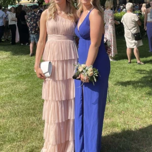 Balklänning - (ROSA KLÄNNINGEN) Säljer denna otroliga balklänning från ASOS! Bara använd en gång! 