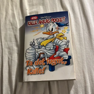Kalle Ankas Pocket: Ta det lugnt, Kalle! - Säljer Kalle Ankas Pocket nummer 490 med titeln 'Ta det lugnt, Kalle!'. Boken har en färgglad framsida med Kalle Anka i bandage och en blå bakgrund. Perfekt för alla Disney-fans som älskar klassiska serier och humor.