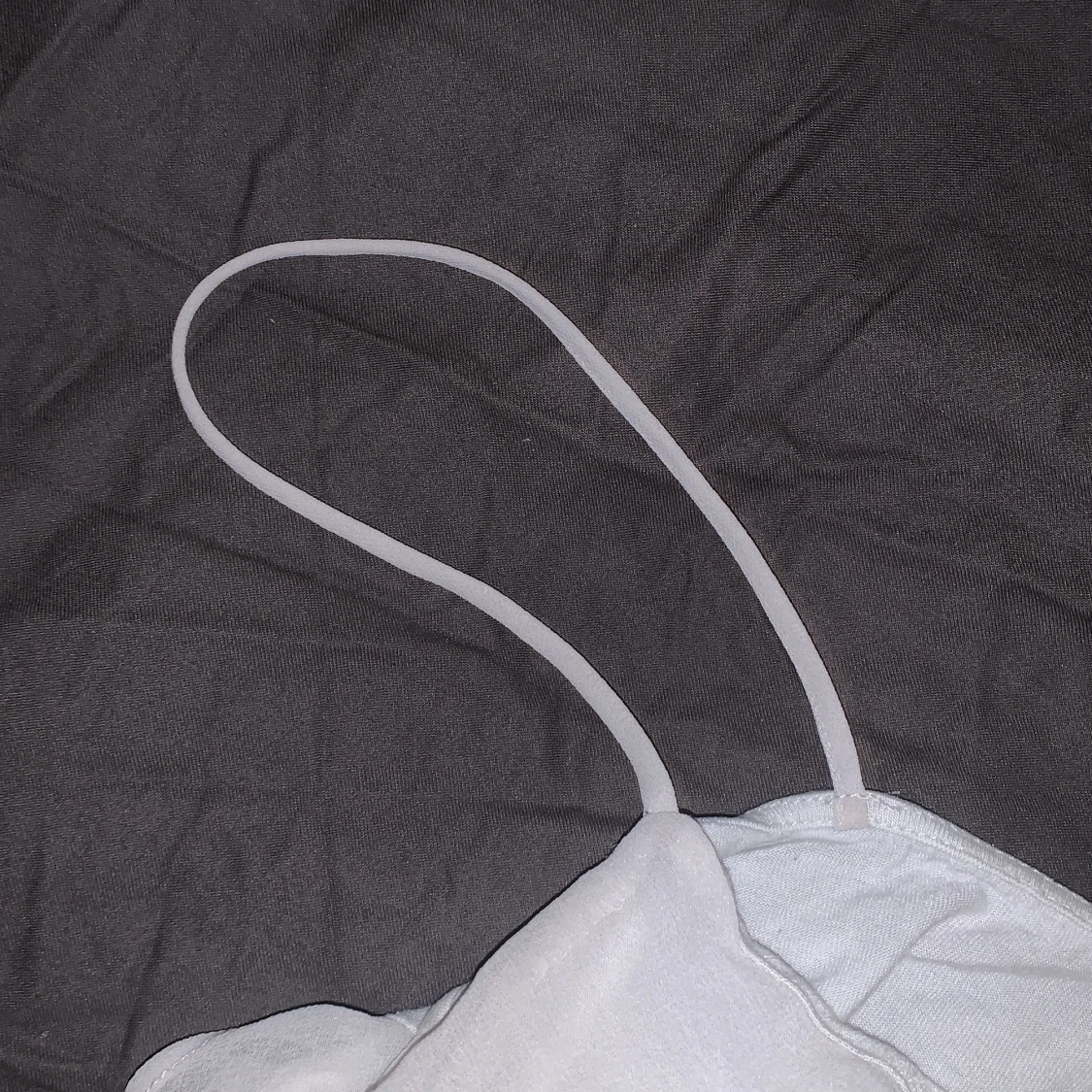 Vit linnetopp med volangdetalj - 4