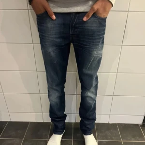 Nudie jeans  - Snygga mörkblå jeans med en riktigt snygg tvät.storlek är 30/32. Jensen är väldigt fina Skick 9/10 priset inte hugget i sten 