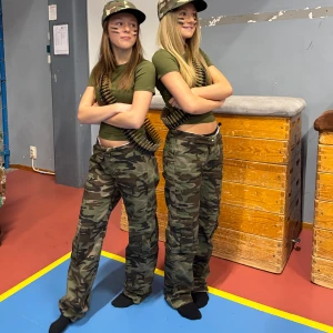 Camouflage cargopants - Snygga camouflage cargopants med loose fit och låg midja. Perfekt till halloween fest eller till vardags🙏🙏