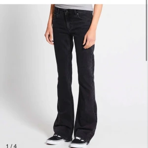 Svarta jeansbyxor från 157 - Snygga svarta jeansbyxor från 157 med en klassisk femficksdesign. Byxorna har en bootcut-stil och är låg/mid waist. Köpt i storlek S length Short och passar bra men säljer för att jag har inte använt 