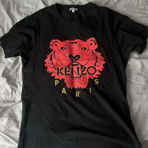 Kenzo T-shirt  - T-shirt med märket kenzo, bra skick 