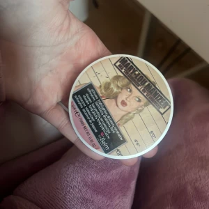 Mary-Lou Manizer Highlighter från theBalm - Snygg highlighter från theBalm i nyansen Mary-Lou Manizer. Den har en ljus champagnefärg som ger en fin lyster till huden. Perfekt för att framhäva kindben och andra ansiktsdrag. Kompakt förpackning som är lätt att ta med sig.
