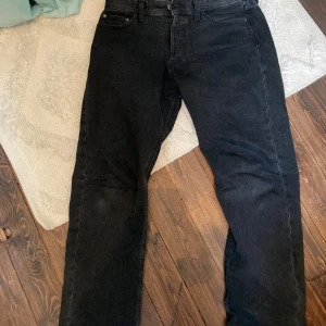 Svarta jeans från Jack & Jones - Säljer ett par svarta jack and Jones byxor. De är chris/relaxed i storlek 30/30. Använda ett par gånger så nedsatt pris, nypris 600kr