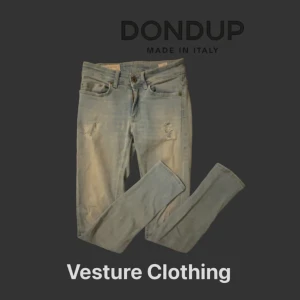 Dondup Jeans - Säljer ett par riktigt feta och fräscha dondup jeans som passar perfekt året om, men speciellt nu till våren! Jeansen har en bra passform, de är både stiliga samt sköna! Tveka inte på att höra av dig vid minsta fundering!💛
