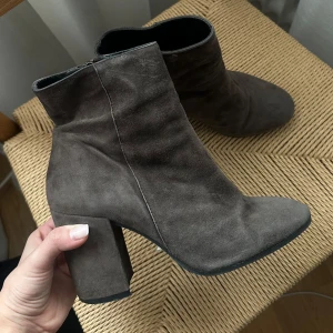 Grå/bruna mocka boots från Rizzo - Snygga grå boots i äkta mocka med en bekväm blockklack och dragkedja på sidan. Perfekta för höst och vinter, inga defekter🤗
