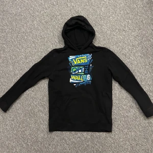 Vans hoodie - Svart hoodie från Vans med tryck på framsidan. Tröjan är i XL men är mycket liten i storlek, passar mig med storlek M perfekt. Nypris är 600. Använd endast en gång pga fel storlek. Priset är diskuterbart vid snabb affär