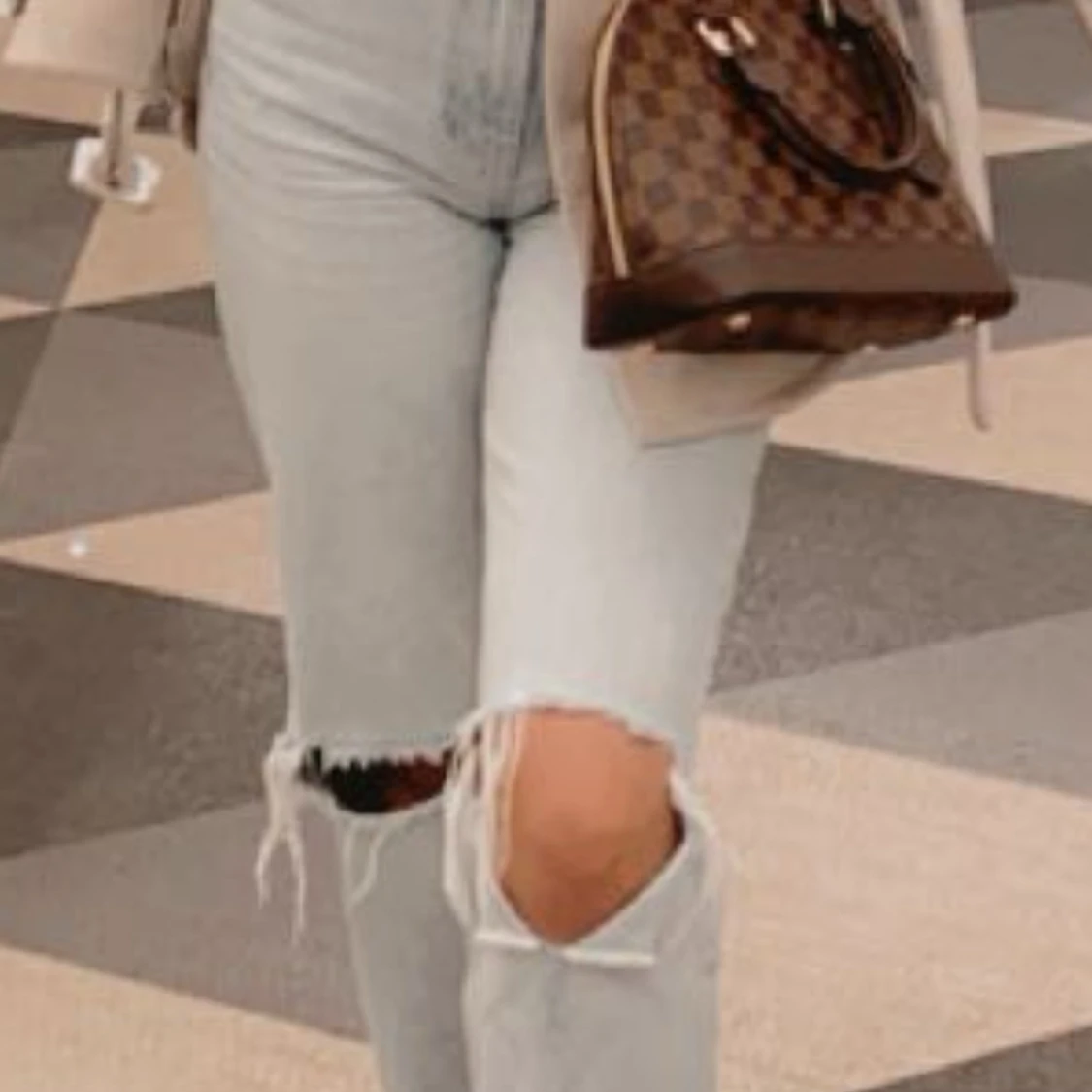 Ljusa jeans med slitningar - 1