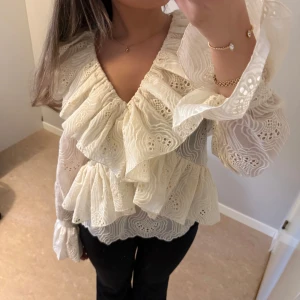H&M volang blus/topp - Jättefin topp i super skick, finns inte o köpa längre och orginalpris är 600kr