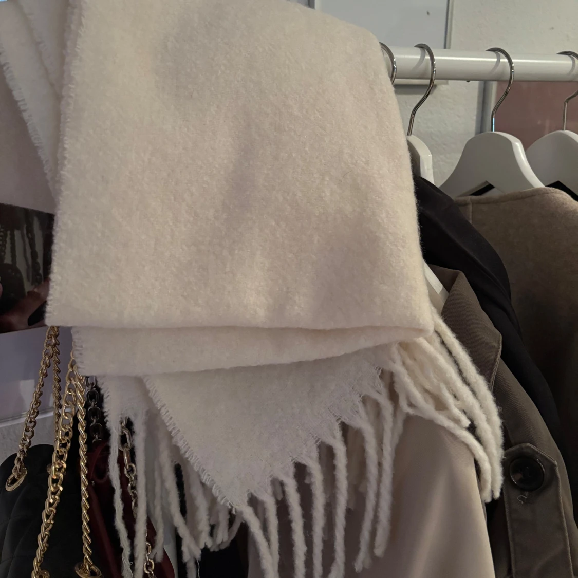 Vit halsduk med fransar