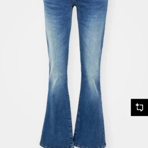 Blå bootcut jeans - Snygga blå bootcut jeans från LTB! De är i nyskick men används inte då jag har så många andra jeans därav undrar jag ifall det finns intresse för de. Så ifall nån är intresserad hör gärna av er och kom med ett pris! Nypris 799:-
