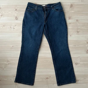 Levis jeans  - Köpta på second hand! Står ingen storlek, men jag skulle säga L/40! 