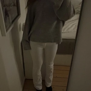 Bootcut Jeans  - Säljer dessa vita bootcut jeans från only. De ser lite tajta ut på mina vader då de är lite små runt mina vader men på andra sitter dem bättre. Ändast använda fåtal gånger.
