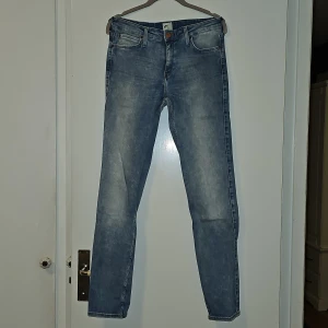 Blå jeans från Lee - Snygga blå jeans från Lee i modellen Scarlett. De har en klassisk femficksdesign och en bekväm passform. Perfekta för en avslappnad stil.