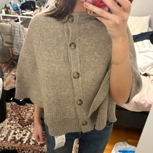 Poncho Zara - Helt ny oanvänd med prislappen på. Köpt för 560