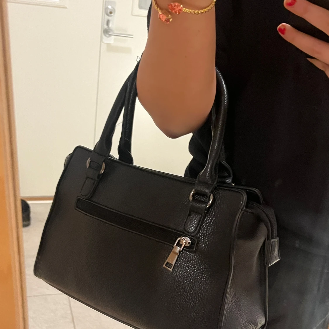 Svart axelväska med dragkedja - 2