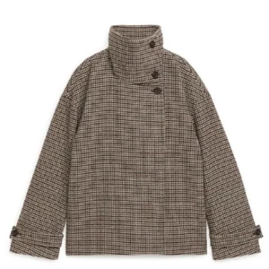 Kappa Arket - Snygg rutig kappa med hög krage och knappar framtill. Jackan har långa ärmar med justerbara remmar vid ärmsluten. Perfekt för en stilren look under kyligare dagar.