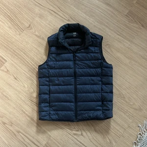 Uniclo väst - Typ helt ny inga skavanker.         Säljer för den har blivit lite för liten