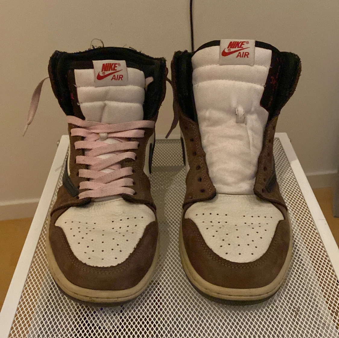 Nike Air Jordans i brunt och vitt - 2