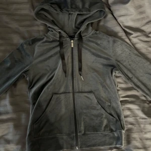 Gina Tricot tröja - Säljer den här tröjan pågrund av att den inte kommer till användning, har några defekter bild 3 och 4 därav priset❤️