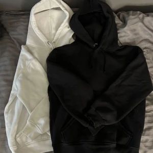 Bikbok hoodies - Säljer dessa två hoodies från bikbok, köpt för 600kr❤️ den vita är nopprig