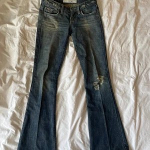 Blå bootcut jeans - Snygga blå bootcut jeans med slitningar. Hade haft kvar dom själv om dom inte var för små 😞De är inte stretchiga! Mått -> midja: 36cm, ytterben: 100cm, benöppning: 23,5cm 💞