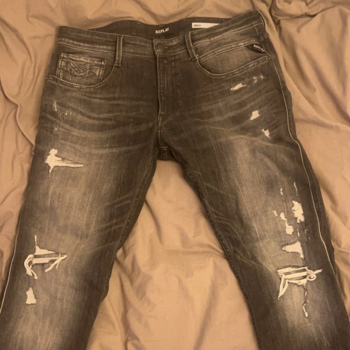 Grå jeans med slitningar från Replay - 1