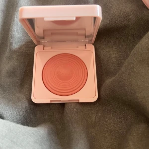 Glow Blush från CAIA - Säljer en Glow Blush från CAIA i färgen Wild Strawberry. Aldrig använd.