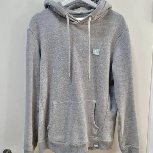Grå hoodie - Säljer den här gråa hoodien från Les Deux då jag inte längre använder den. Väldigt bra skicka och har inga tecken på defekter. Storlek M. Skriv för fler frågor!