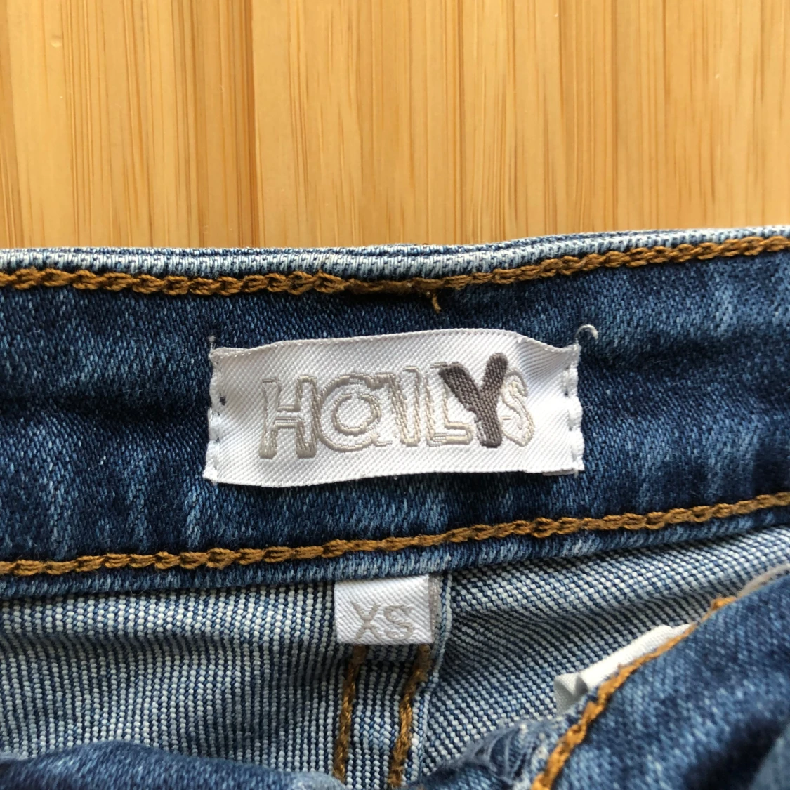 Blå jeansshorts med spetsdetaljer från Hailys - 2