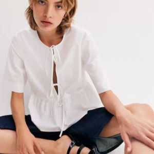 Perfekta vita blusen  - Jag säljer min blus för den är för liten för mej.  En stilren vit blus med knytning framtill. Blusen har korta ärmar och är jätte vacker, perfekt för varmare dagar. Den har en rund halsringning och en lätt volangdetalj vid midjan. Skriv om du har någon fråga eller vill sänka priset 💗