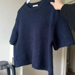 Stickad T-shirt  - Mörkblå stickad T-shirt från Gina Tricot i storlek M.