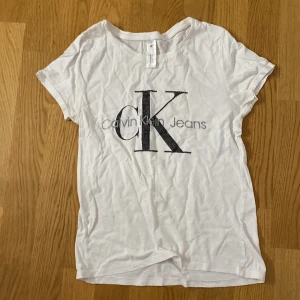 Calvin klein tröja - En vit Calvin Klein tröja, inte amdvänd så många gånger, säljer för att jag inte använder den.