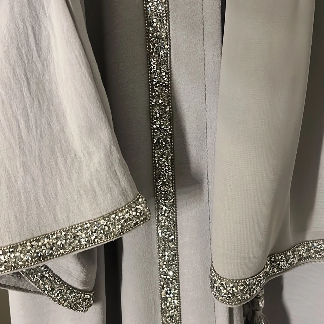 Abaya  med glittriga detaljer - 1
