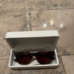 Chimi solglasögon  - Helt nya Chimi solglasögon, aldrig använda och kommer med solglasögonfodral och putsduk.