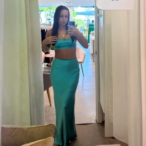 Matchande set - Superfint oanvänt set från Saints & secrets (finare butik i australien Sunshine Coast) prislapp kvar. Säljer då det ej kommer till användning.  Topp och kjol i strl M. Ord pris 99 aud (ca 675kr), jag säljer för 300kr. (Färg blå/grön)