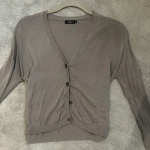 Kofta - Säljer en stilren beige kofta. Koftan har en v-ringad design och långa ärmar. Passar bra till både jeans och kjol💗