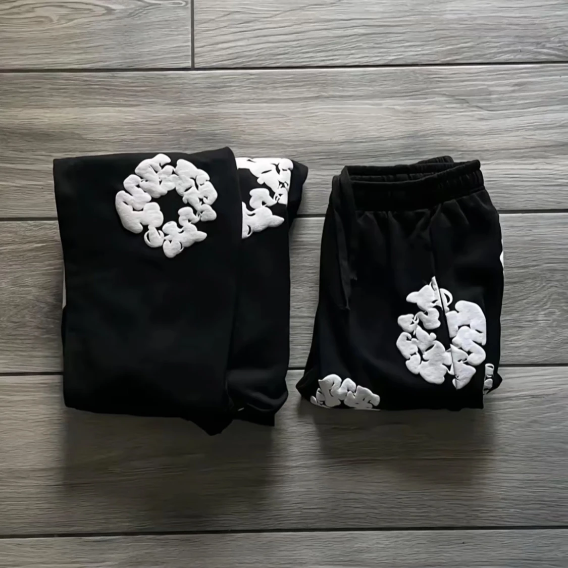 Svart hoodie och byxor från Denim Tears - 4