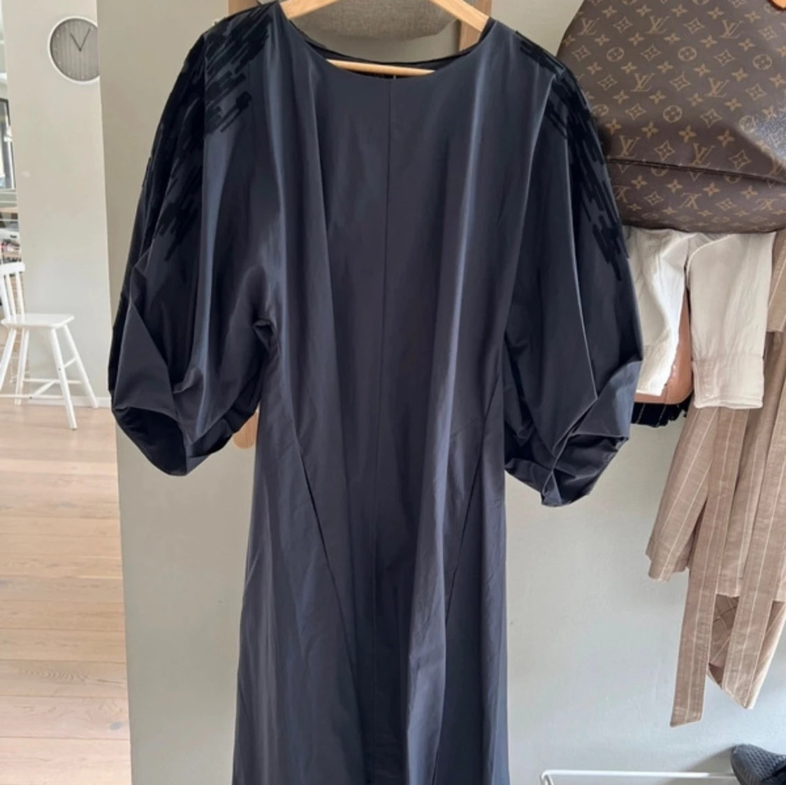 Svart långklänning med puffärmar från COS - 1