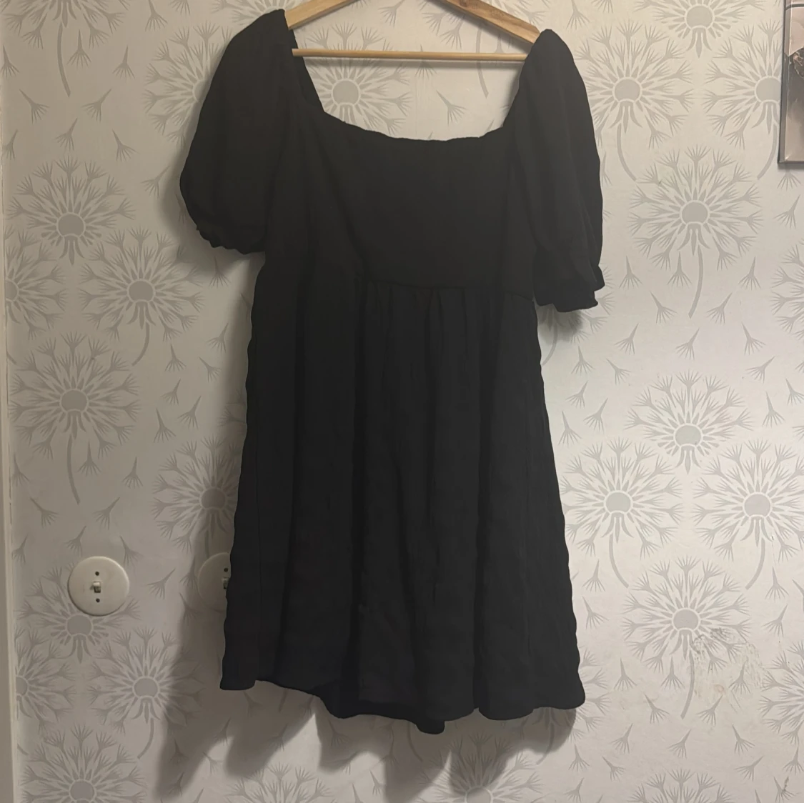 Svart klänning med puffärmar - 1