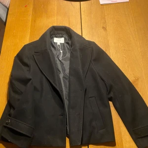 Svart kappa från Vila - Säljer denna super fina o sköna kappan från Vila, säljer den för jag har redan en liknande och vill rensa garderoben. Köpte den för ungefär 600 så säljer den nu för 400 men priset kan diskuteras!💘💘