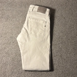 Vita Replay Jeans - Ett riktigt fett par vita replay jeans perfekta för våren och sommaren | Stl 29-32 | Komm vid intressen ‼️Väldigt bra skick