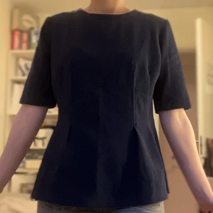 Mörkblå topp med korta ärmar - Söt mörkblå topp som tyvärr ej kommer till användning, strl M men passar S