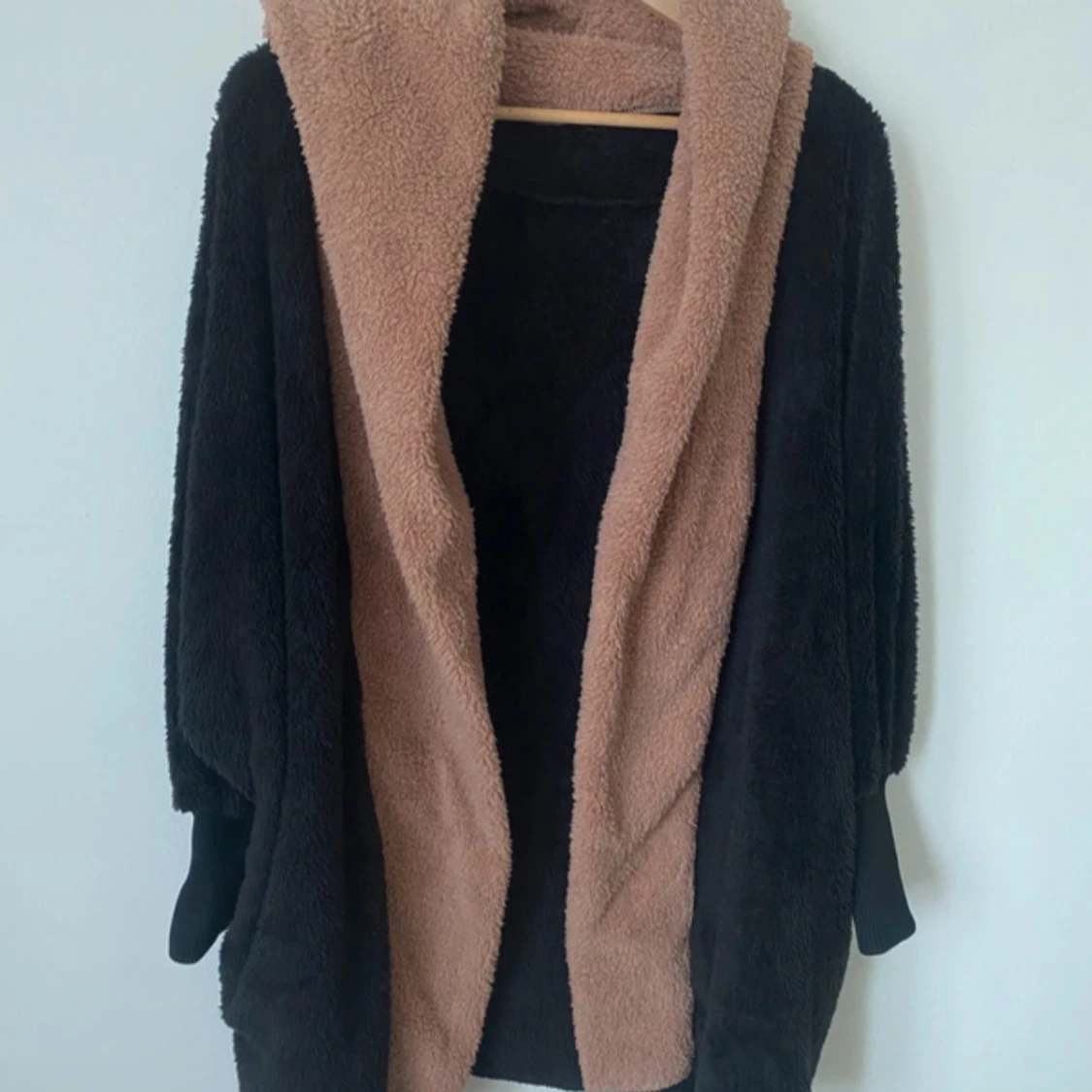 Mysig teddyjacka i svart och beige