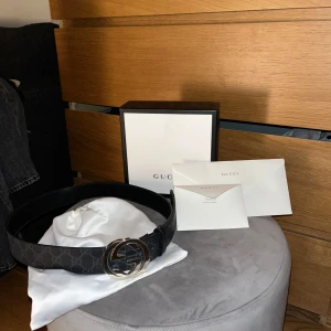 Gucci bälte  - Säljer mitt Gucci bälte!  Finns små slitage kan skicka fler bilder men helhet väldigt fint!  Skick 7/10 Skriv vid minsta fundering  Kan gå ner vid snabb och smidig affär  Nypris ca 4699