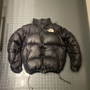 The North Face jacka Storlek L - Svart Borth face jacka stolek L   Meddela gärna innan ni köper 