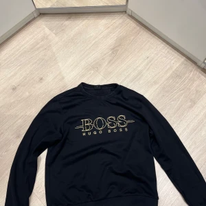 Svart tröja från Hugo Boss - Svart Hugo boss tröja i storlek M Ok skick Kan skickas!