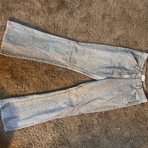 Glitter jeans - Glittriga jeans med slitsar baktill och rosa stenar, uppskattad storlek är 36/S Färgen på byxorna är som på bild 3🤗